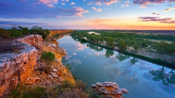 Murray-Darling plan on shaky ground as 14 key water-saving projects abandoned