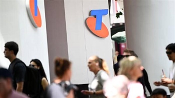 Chaos as Telstra outage halts trains, transactions, 000